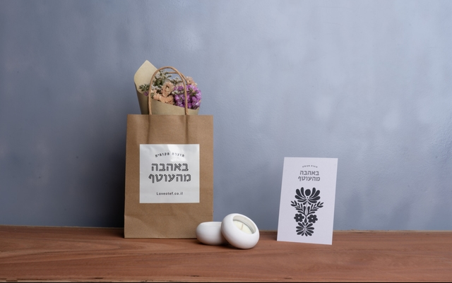 פמוטים ופרחים