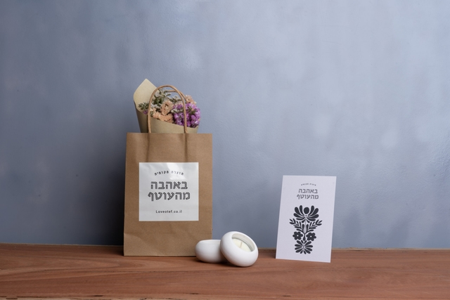 פמוטים ופרחים (עסקי)