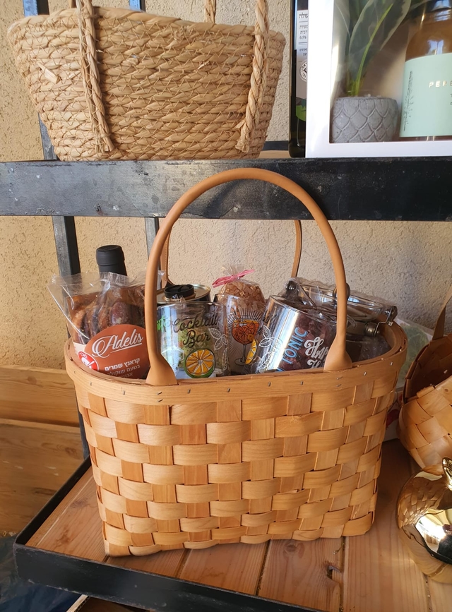 סל עץ קלוע מפנק לחג